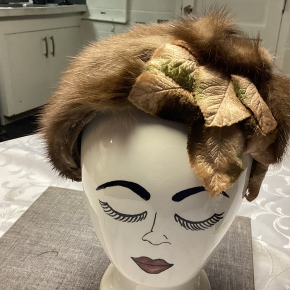 HEAD BAND STYLEFur hat, really, really cute item. It has leaves and a brooch. - Picture 1 of 9